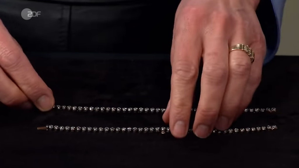 Die Kette, die bei „Bares für Rares“ zum Verkauf steht, besteht aus zwei Armbändern.
