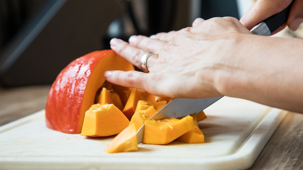 Hokkaido ist der Klassiker unter den Kürbissorten. Sein großer Pluspunkt: Die Schale kann mitgegessen werden und sein festes Fruchtfleisch eignet sich für fast alle Gerichte – auch für ein Kürbisbrot.