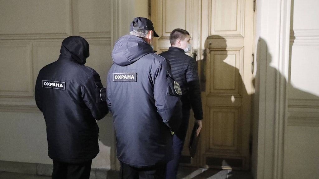 Security sichert das Bolschoi Theater nach dem Unglück.