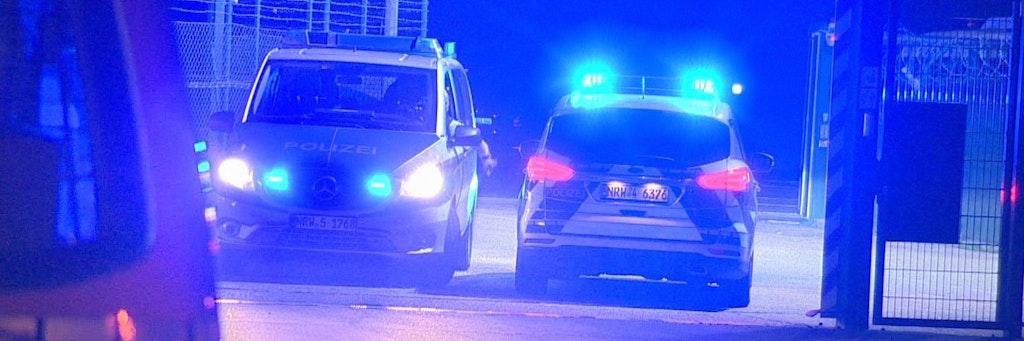 Polizisten durchfahren ein Tor am Flughafen Weeze. Ein Auto hat am Flughafen Weeze am Niederrhein einen Zaun in der Nähe der Rollbahn durchbrochen, so dass eine Passagiermaschine ihren Landeanflug abbrechen musste. 