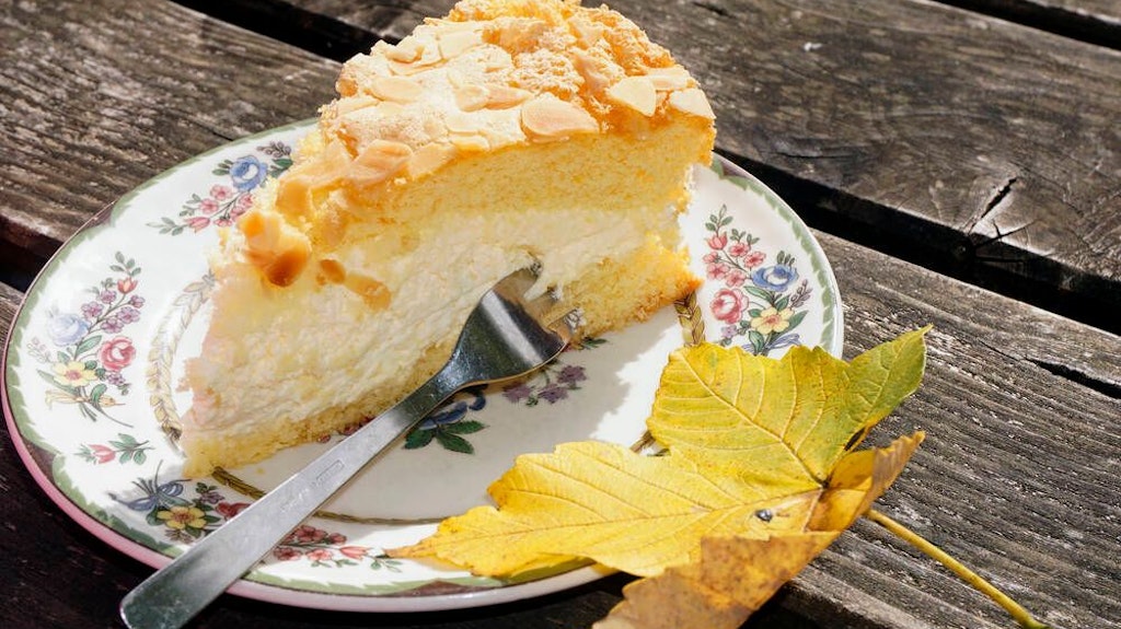 Super lecker für Groß und Klein: gefüllter Bienenstich.