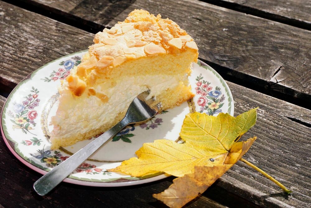 DEN müssen Sie probieren! Bienenstich mit Pudding-Füllung – so gelingt ...