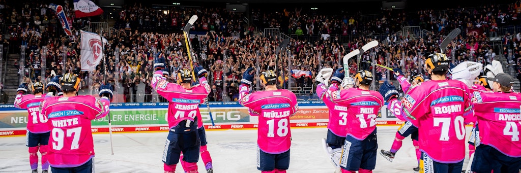 Endlich, die Eisbären können nach dem Sieg gegen die Kölner Haie mit den Fans den ersten Heimsieg in der DEL feiern. 