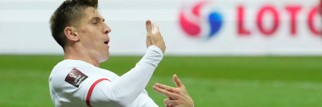 Krzysztof Piatek jubelt wieder als Pistolero. Für Polen traf er in der WM-Quali gegen San Marino in der Nachspielzeit.