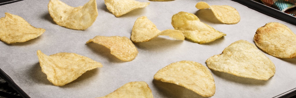 Sie wollen zum gemütlichen Fernsehabend gern etwas knabbern. Machen Sie doch leckere Kartoffelchips einfach selber.