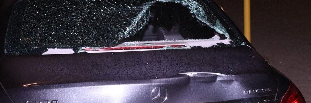 So sah der beschädigte Mercedes aus, nachdem der Wagen den Fußgänger erfasst hatte.