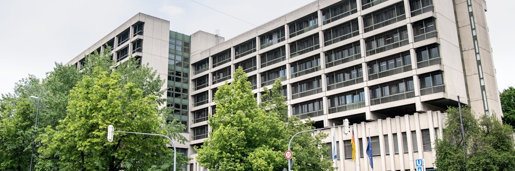 Das Gerichtsgebäude für das Amtsgericht, das Landgericht I und II in München, das Oberlandesgericht und die Staatsanwaltschaft sind an der Kreuzung der Nymphenburger Straße/Sandstraße zu sehen.