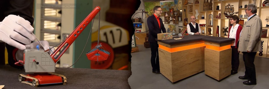 Dieser Bagger kam bei „Bares für Rares“ unter den Hammer. Rechts: Experte Detlef Kümmel, Moderator Horst Lichter und Petra und Wolfgang Scheuer aus Ingolstadt.
