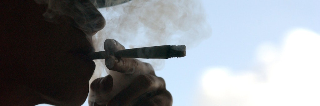 Wer starker Marihuana-Konsument ist, bei dem erhöht sich das Risiko an Covid-19 zu erkranken.