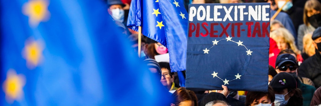 Polexit nein, PiSExit ja. In Krakau hielten Demonstranten dieses Schild hoch, wollen in der EU bleiben und dass dafür die Regierungspartei PiS verschwindet. 