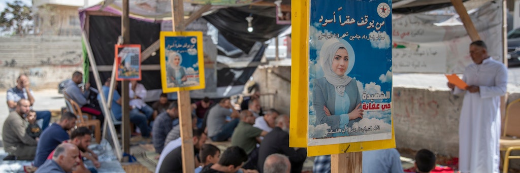 Freitagsgebet bei Ramallah. Die Plakate zeigen eine Mai Afaneh (28), die im Juni versucht hatte, israelische Soldaten zu überfahren und mit einem Messer anzugreifen. Sie wurde erschossen, Israel gibt den Leichnam nicht heraus. 