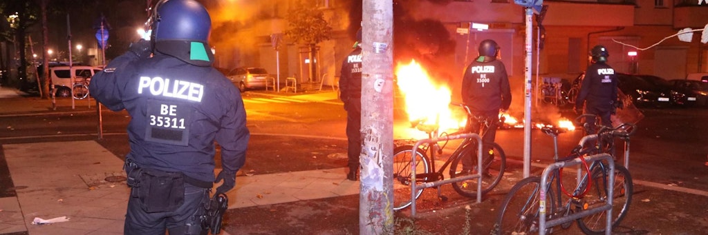 Berlin: Polizisten in der Rigaer Straße, wo Barrikaden brannten. Einsatzkräfte wurden mit Steinen beworfen.
