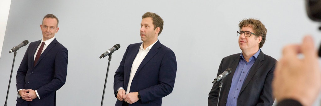 Drei Herren, die sprechen, ohne viel zu sagen: Die Generalsektäre Volker Wissing (FDP, l.), Lars Klingbeil (SPD, m.) und Michael Kellner (Grüne, r.).