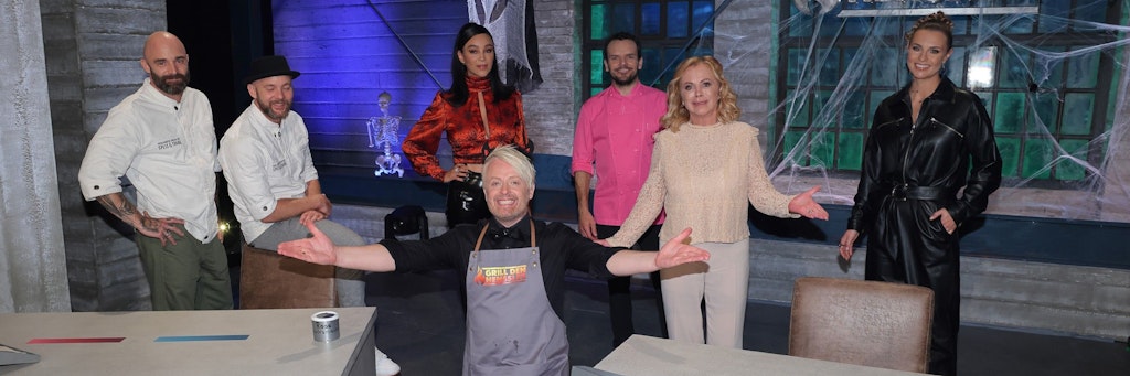 Der Cast der ersten neuen Folge von „Grill den Henssler“: Die Koch-Hilfen Stefan und Matthias Eggert, Verona Pooth, Profikoch Steffen Henssler, Marijke Amado, Ross Antony und Moderatorin Laura Wontorra.