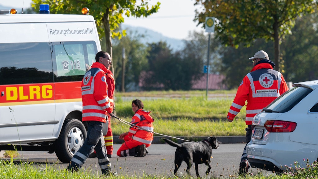 Furth im Wald: Einsatzkräfte mit einem Suchhund stehen auf einem Parkplatz an der deutsch-tschechischen Grenze. Auch die Hunde konnten Julia zunächst nicht finden. 