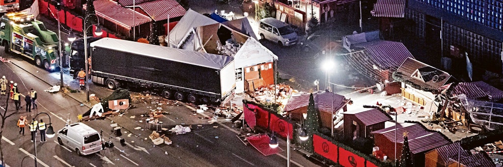 Berlin 2016: Eine Schneise der Verwüstung ist auf dem Weihnachtsmarkt am Breitscheidplatz in Berlin zu sehen, nachdem der Attentäter Anis Amri mit einem Lastwagen über den Platz gerast war.