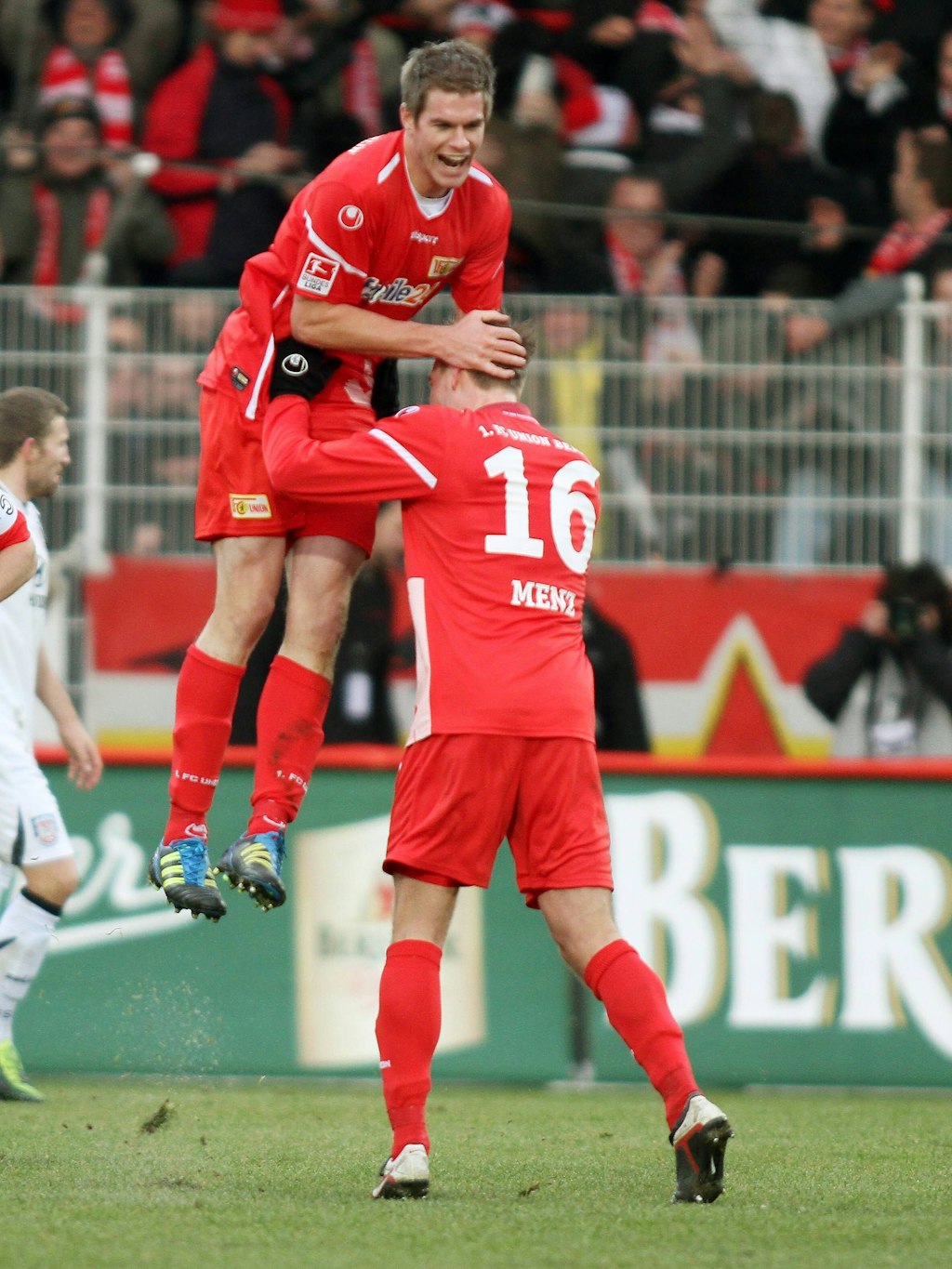 Ausgelassener Jubel nach seinem ersten Zweitligatreffer: Simon Terodde freut sich mit Christoph Menz über sein Tor beim 4:0 gegen den FSV Frankfurt im Dezember 2011.