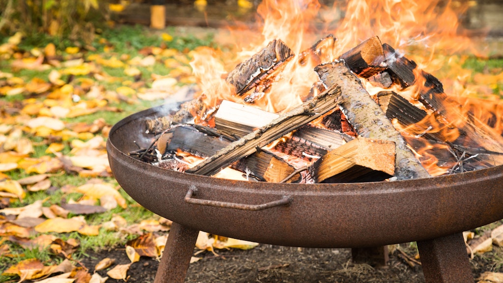 Wer draußen kochen will, braucht ein ordentliches Feuer.