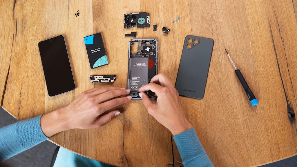 Kleine Module zum Austauschen: Kamera, USB-Stecker, Akku und noch ein paar andere Bauteile des Fairphone 4 kann man recht einfach austauschen. 