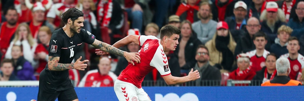 Christopher Trimmel verfolgt Dänemarks Joakim Maehle. Österreichs 0:1 bedeutete das Ende der WM-Träume für Unions Spielführer.