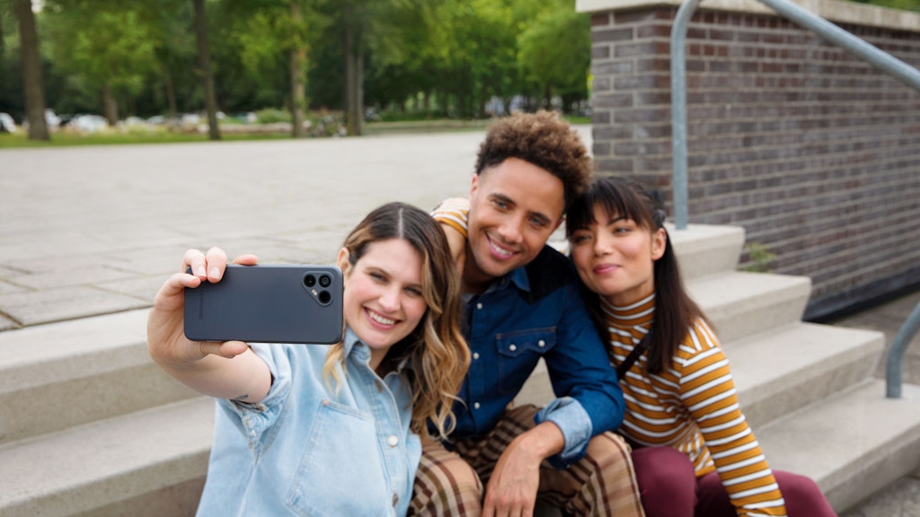 Selfies sind kein Problem, das Fairphone liegt etwas dicker als gewohnt in der Hand.