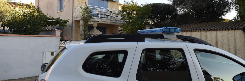 Ein Polizeiauto steht vor dem Haus im südfranzösischen Agde, in dem eine 77-Jährige enthauptet gefunden wurde. 