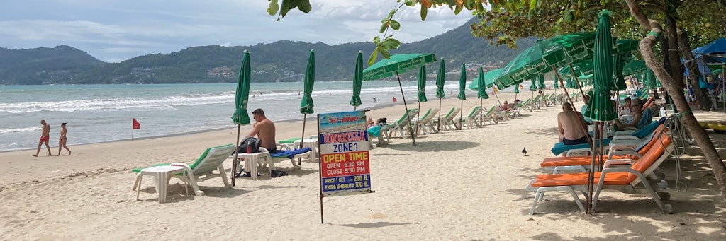 Thailand, Phuket: Ach am Patong Beach dürfte es bald wieder voller sein. (Archivbild)