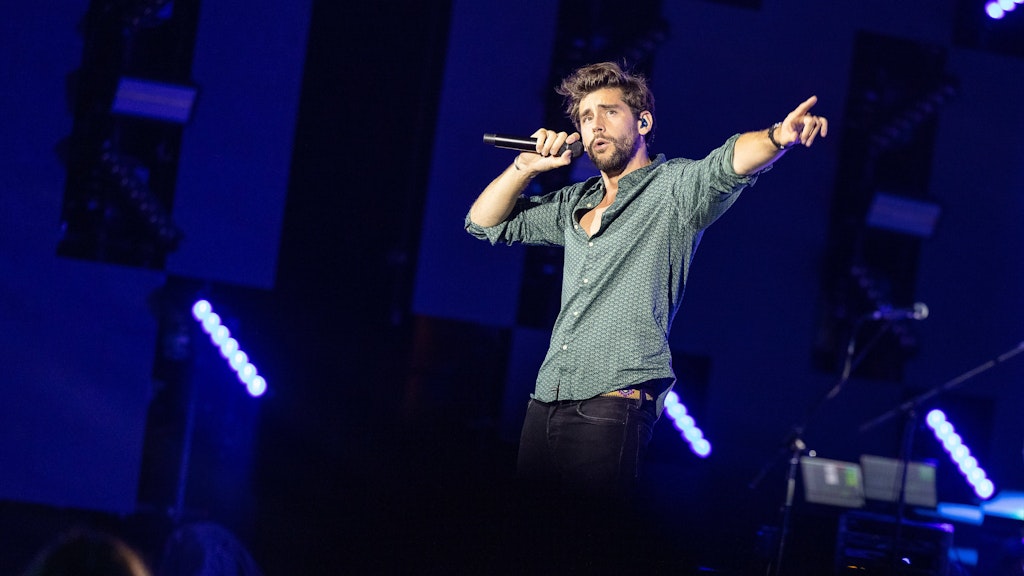 Alvaro Soler sitzt in der ersten Folge von „The Masked Singer“ in der Jury.
