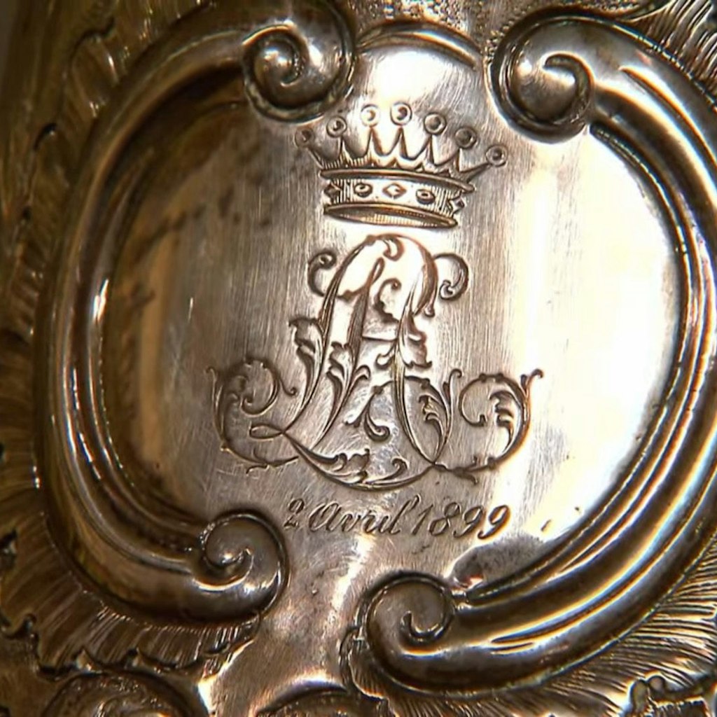 Der Bierhumpen trägt sogar ein Monogramm, erklärt die „Bares für Rares“-Expertin Heide Rezepa-Zabel.