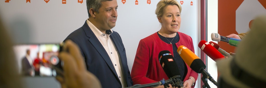 Lächeln, auch wenn es wehtut. Franziska Giffey verkündet neben ihrem Ko-SPD-Vorsitzenden Raed Saleh, dass sie über eine Verlängerung der Berliner Koalition verhandeln wird. 