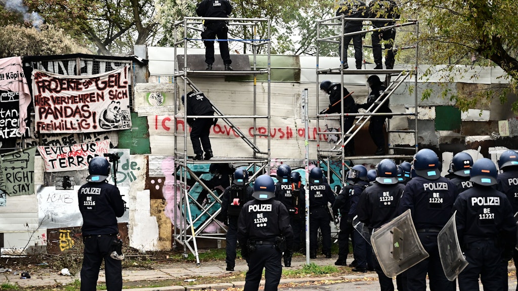 Polizei verschafft sich Zugang zu Grundstück.