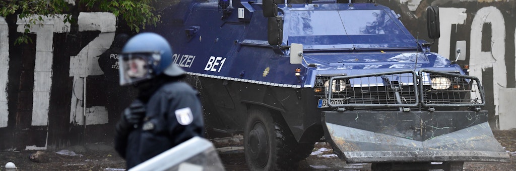 Räumfahrzeug der Polizei am Eingang der sogenannten Wagenburg „Köpi“.