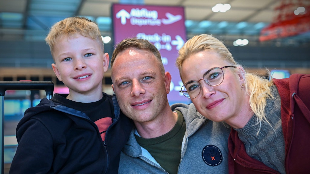  Philipp (9), Tobias (37), und Michaela (37) wollen in den Herbstferien in die Türkei fliegen. <br><br>