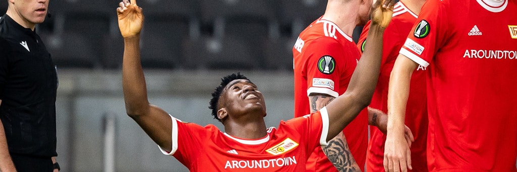 Soll das Werk den Meister loben, doch der Segen kommt von oben: Unions Taiwo Awoniyi bejubelt einen seiner Treffer für die Eisernen.