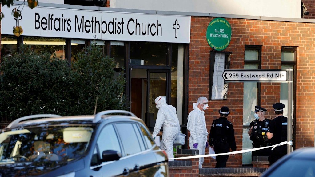 Der Vorfall soll sich während einer Bürgersprechstunde in den Räumen einer Kirchengemeinde in dem Ort Leigh-on-Sea abgespielt haben. Ermittler untersuchen den Tatort. 