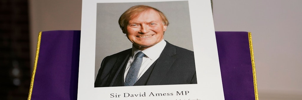 Ein Bild des ermordeten britischen konservativen Abgeordneten David Amess ist während einer Mahnwache in der katholischen Kirche St. Peters aufgestellt. Der Abgeordnete der konservativen Regierungspartei in Großbritannien ist bei einem Messerangriff ums Leben gekommen. 