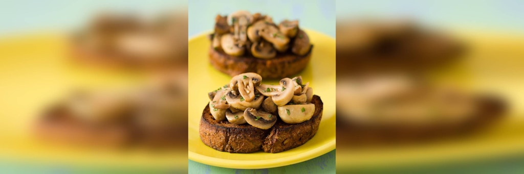 Ein Baguette mit Champignons. Krosser wird das Gericht aber, wenn sie das Baguette längs aufschneiden.