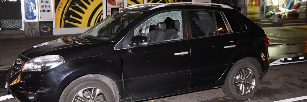 Berlin-Kreuzberg: Bei zahlreichen Autos wurden während der Demo die Scheiben eingeworfen.