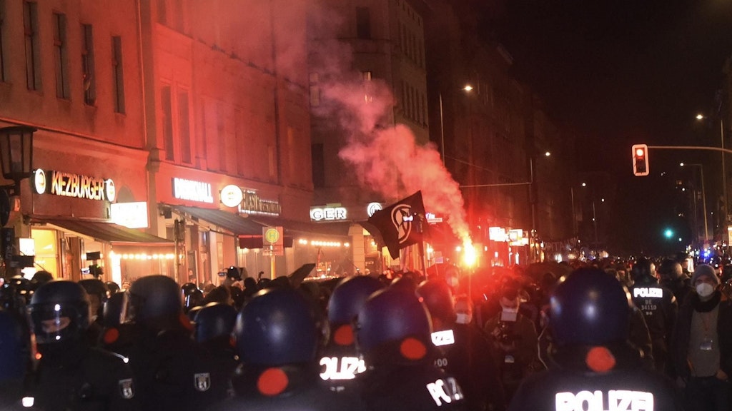 Polizeikette in Berlin-Kreuzberg. Die Chaoten zünden Bengalos, skandieren Hassparolen.
