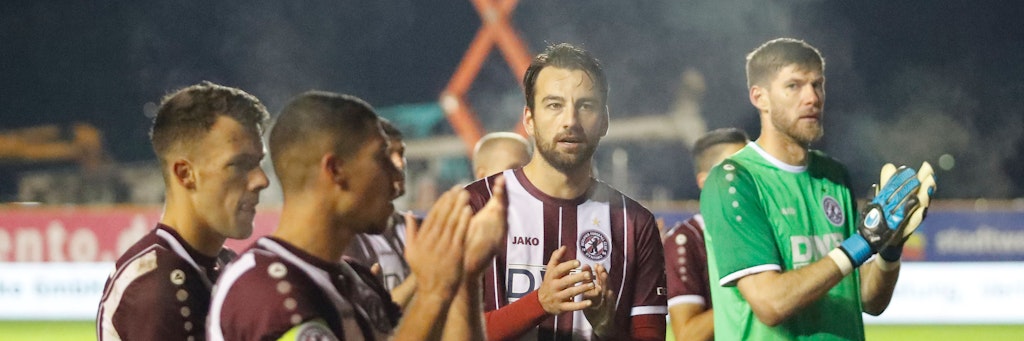 Die Gesichter sprechen Bände! Chris Reher, Andreas Pollasch, Christian Beck und Dmitri Stajila (v.l) bedanken sich nach dem Spiel bei den mitgereisten BFC-Fans.