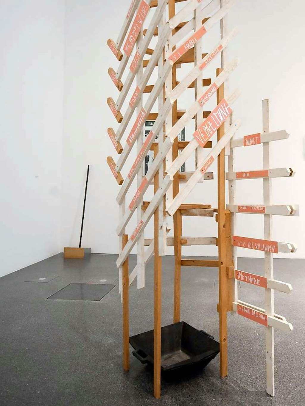 Das Kunstwerk Kippenbergers, das von einer Putzfrau zerstört wurde.
