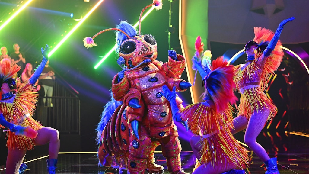 Die Raupe überzeugt mit einer irren Performance - aber wer ist der „Masked Singer“ im Kostüm?