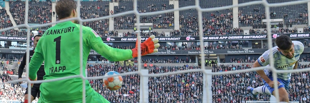Herthas Marco Richter trickst mit seinem Scheitel Frankfurts Keeper Kevin Trapp aus und erzielt das 1:0 in der 7. Minute.