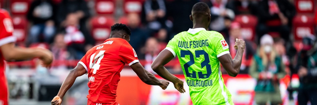 Der Anfang vom Ende für die Wölfe: Taiwo Awoniyi erzielt mit links den Fürhungstreffer für die Eisernen. 