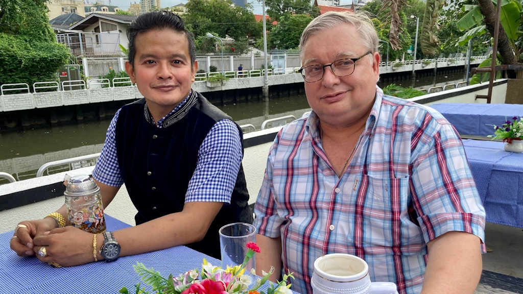 Kevyn Michel (li.) und Hermann Quint sitzen auf der Außenterrasse der neuen Wirtschaft direkt am Kanal. 