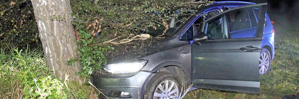 Mit diesem Auto war der bewusstlose Fahrer gegen einen Baum geprallt. 