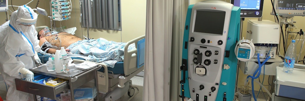 Ein medizinischer Mitarbeiter in einem Krankenhaus in St. Petersburg versorgt einen Corona-Patienten. 