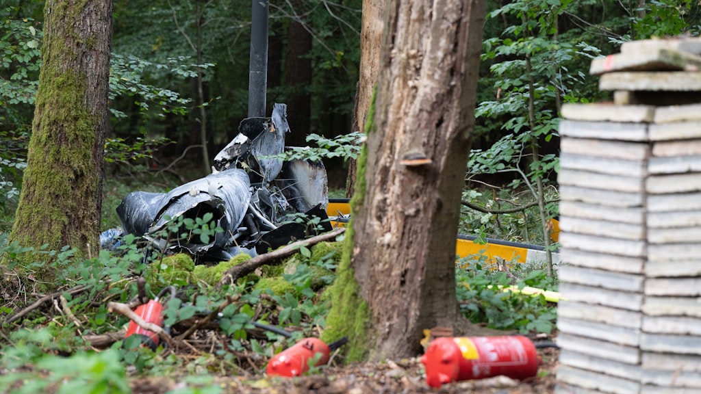 Trümmerteile des abgestürzten Hubschraubers vom Typ Robinson R44.
