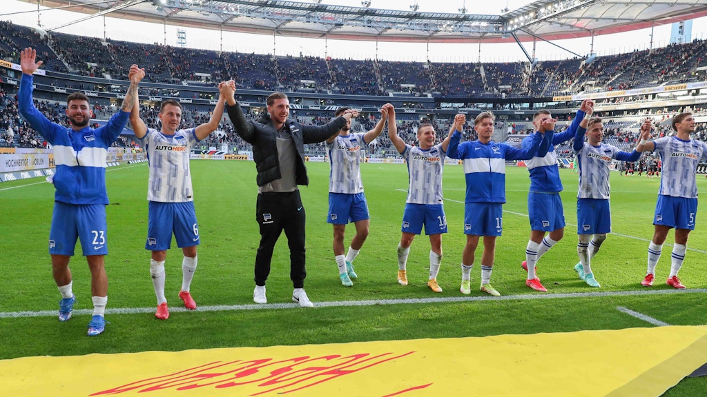 Maxi Mittelstädt (4.v.r.) feierte mit seinen Mitspielern und den mitgereisten Hertha-Fans den Auswärtssieg in Frankfurt. 