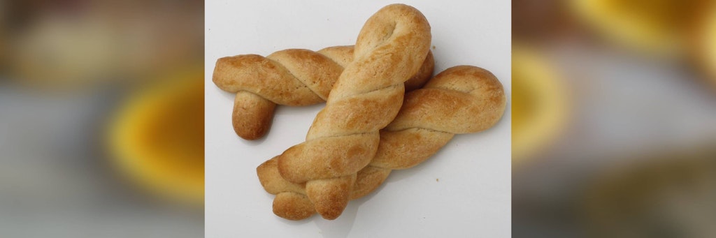 Aus Orangen, Mehl und Olivenöl werden leckere Kekse.